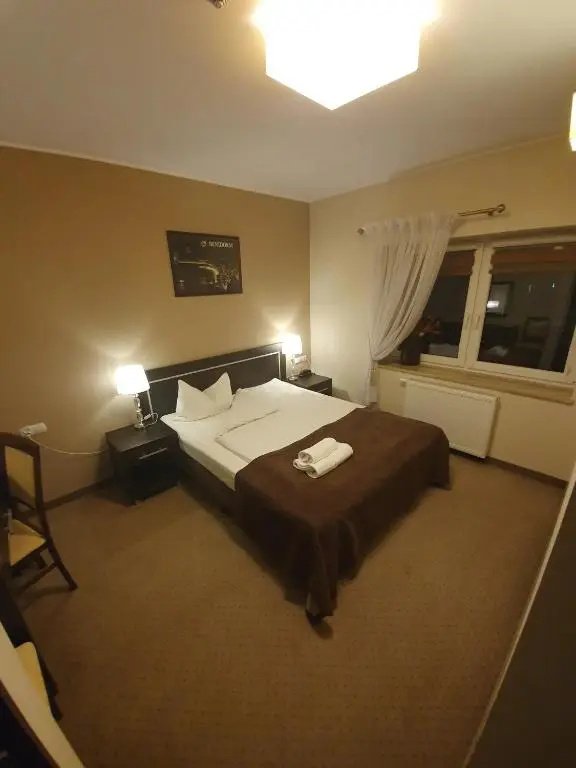 Hotel Pod Dębami - Chambres
