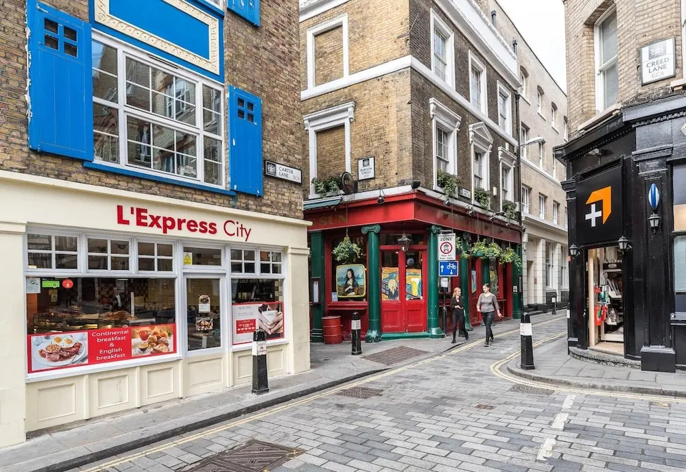 1 Bed Flat in St Paul's the Very Centre of London!
