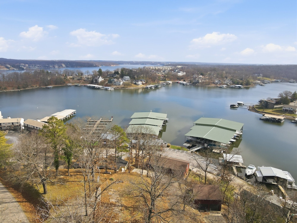 Family-friendly Lakefront Home Near Shorty Pants Bar 21 MM