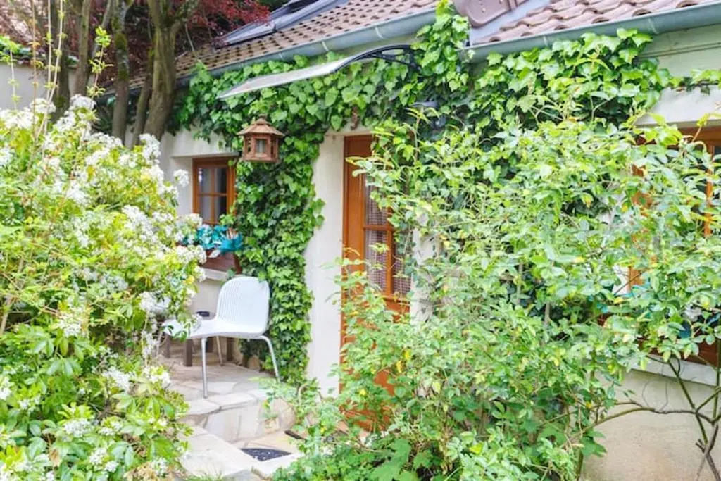 Studio avec jardin clos et wifi a Ville d'Avray a 1 km des pistes