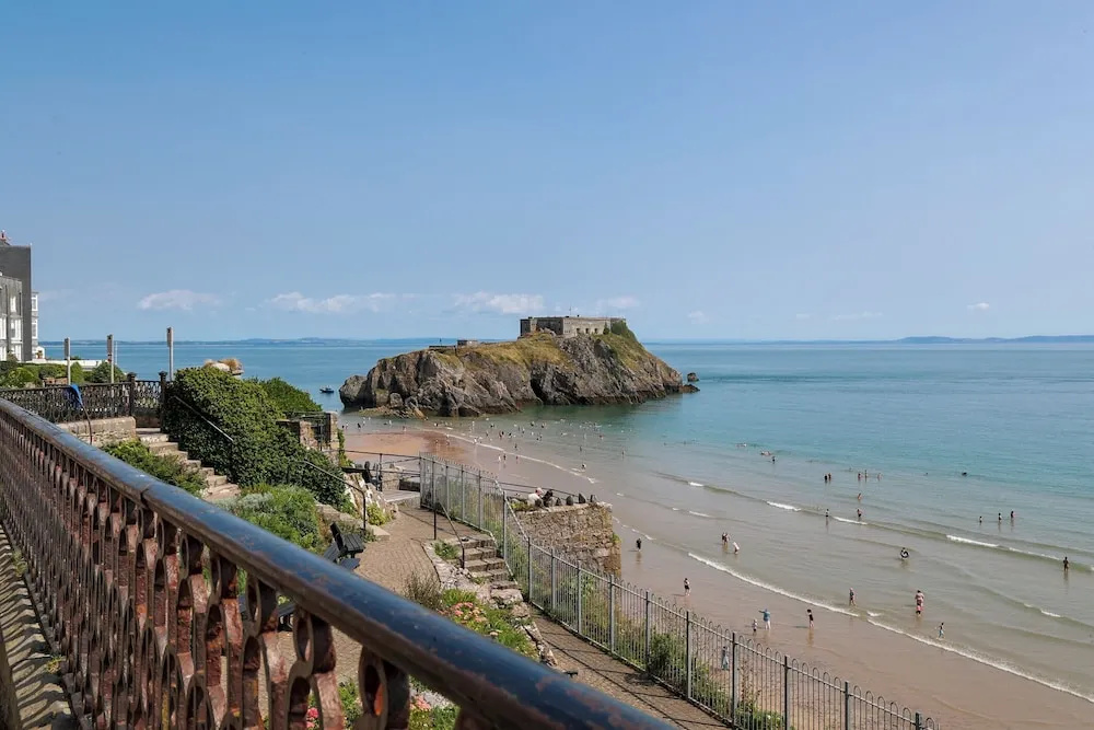 5 Paragon Court - Sea Front Apartment