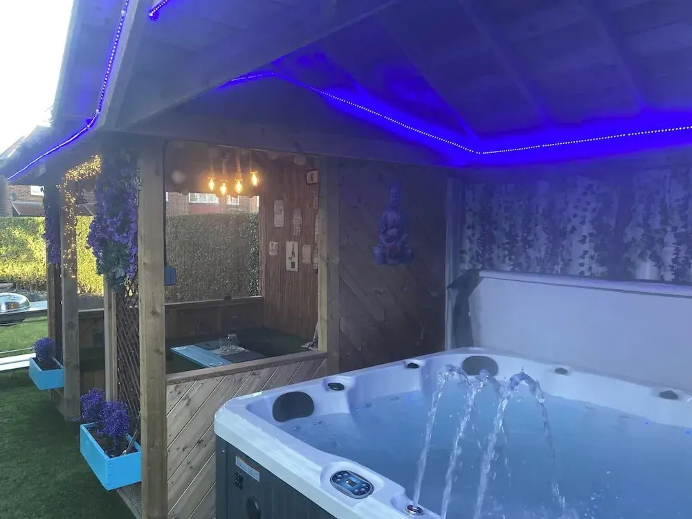 6 Bed-sleeps 12-hot Tub-free Parking-pet Friendly