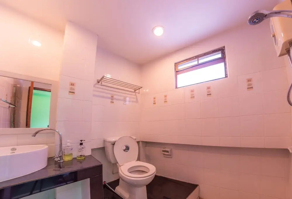 Кровать в общем номере в Enrico Hostel Patong