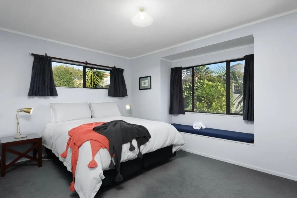 Convenient Family Bach with easy access to Blake Park the beach and downtown