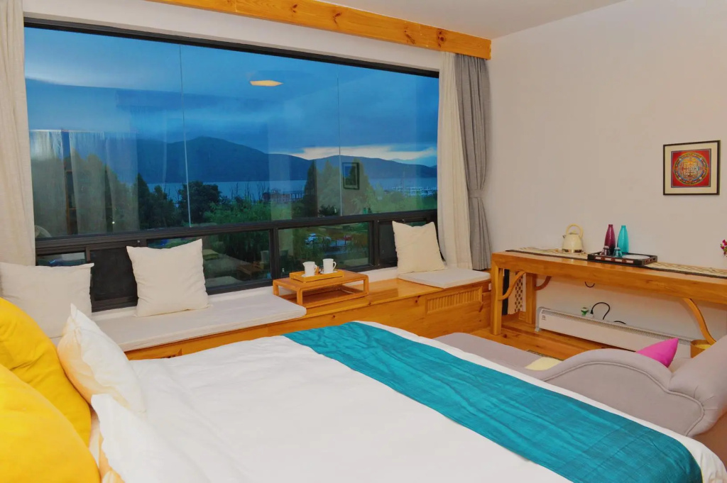 Deluxe Double room with balcony and with lake view (full double bed)