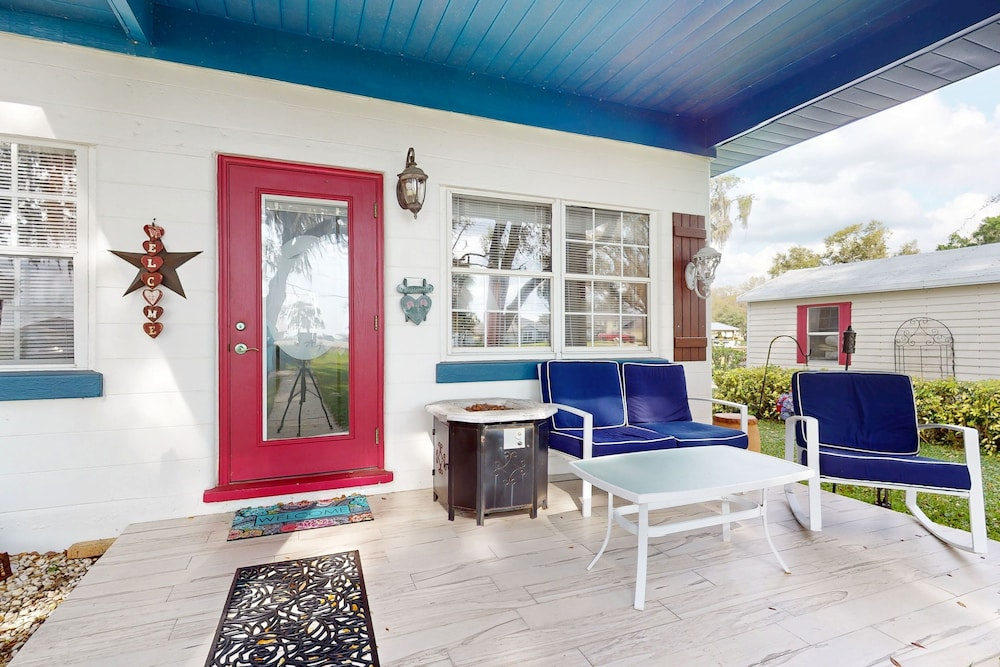 Spacious Lakefront House With Private Dock , gas Grill, Deck and Patio