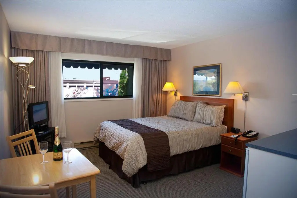 Standard Double room with street view (full double bed)