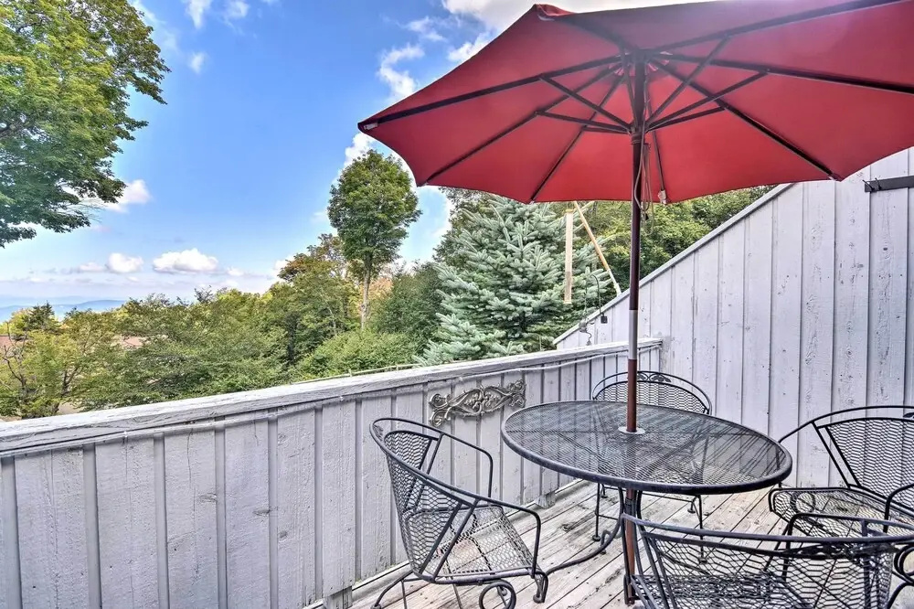 All-season Base! Unit w/ Balcony in Beech Mountain