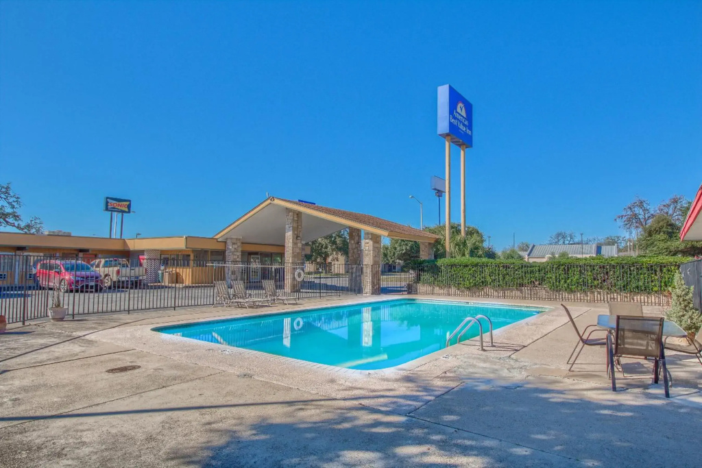 Americas Best Value Inn Uvalde - фото 14