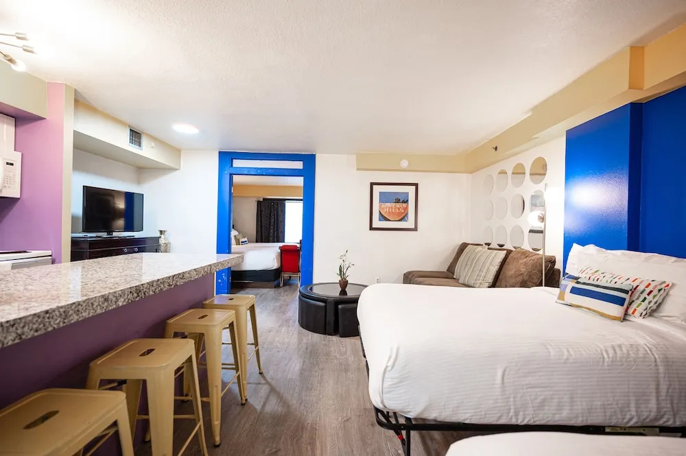 Stay Together Suites | Cozy Strip Condo — фото