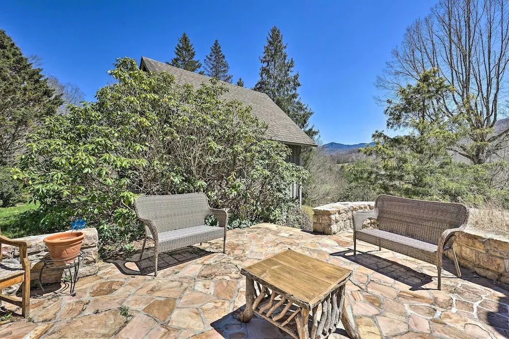 40-acre Mtn-view Retreat w/ Hot Tub in Banner Elk!