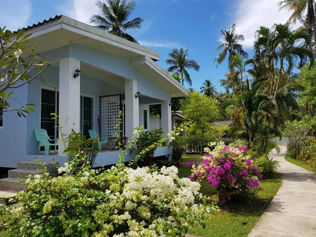 Bungalow with garden view