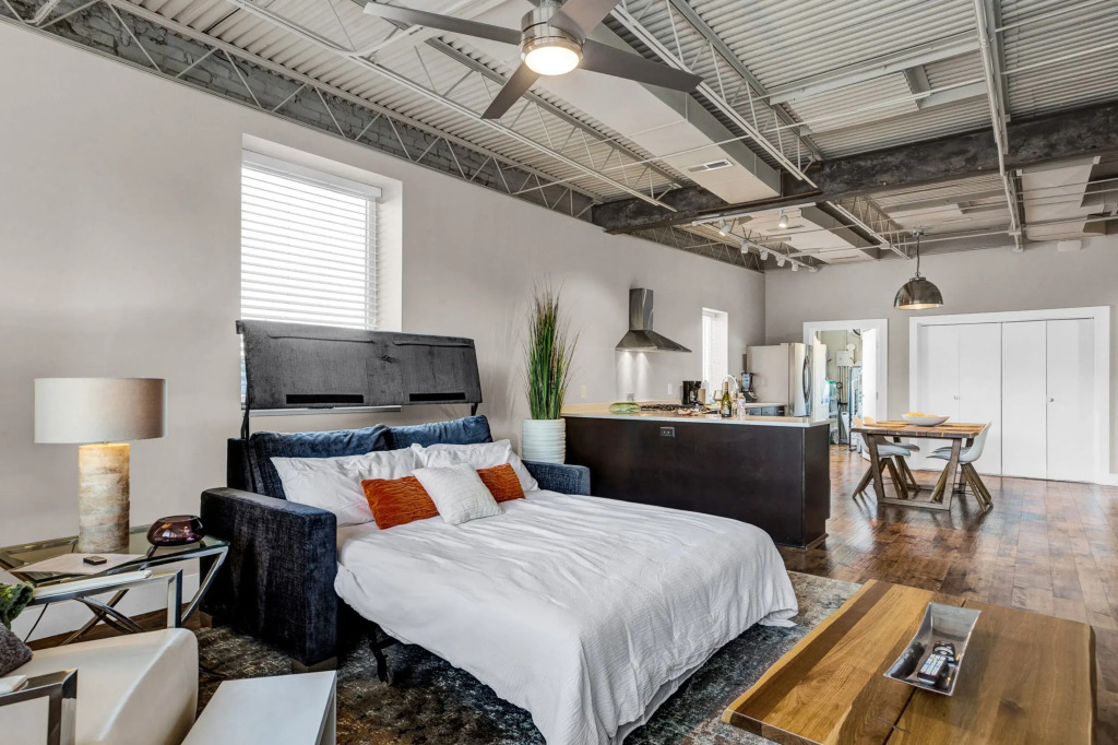 A Friendly Staycation - Downtown Condo Close to City Amenities — фото 6