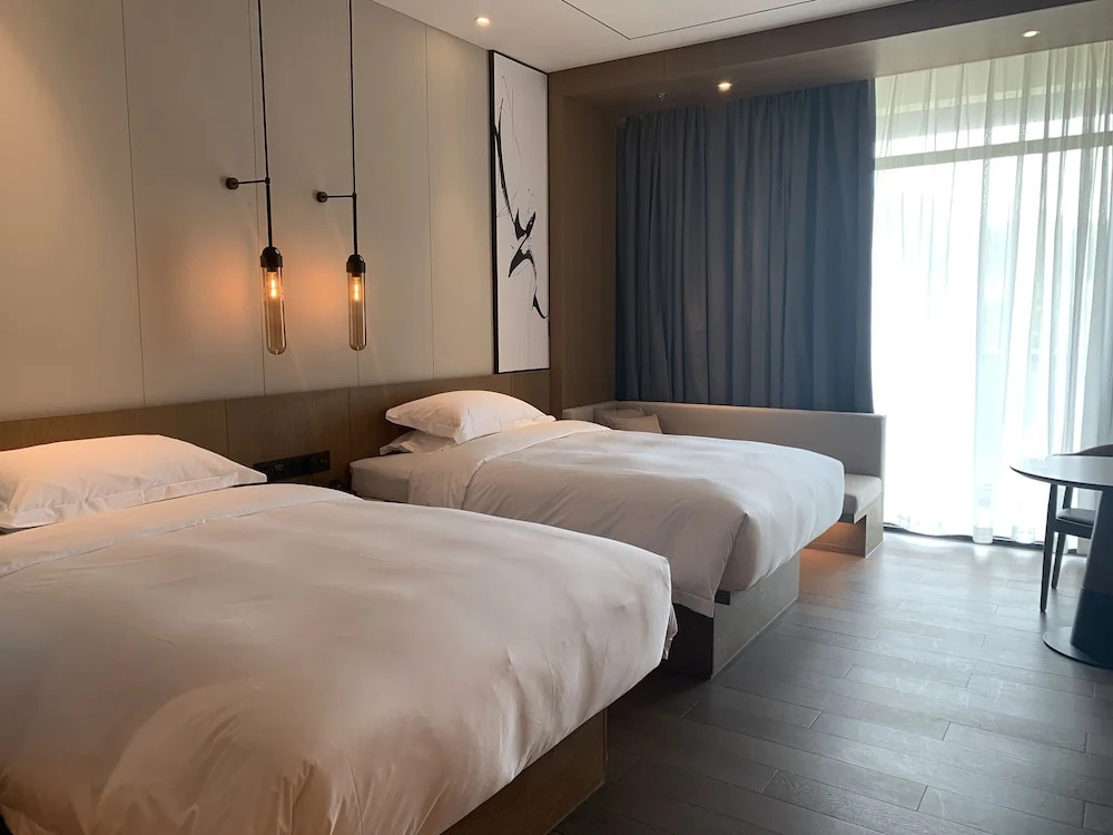 Standard Quadruple room with lake view