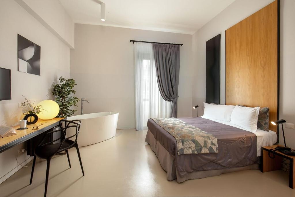 Deluxe Double room (full double bed) — room photo 3