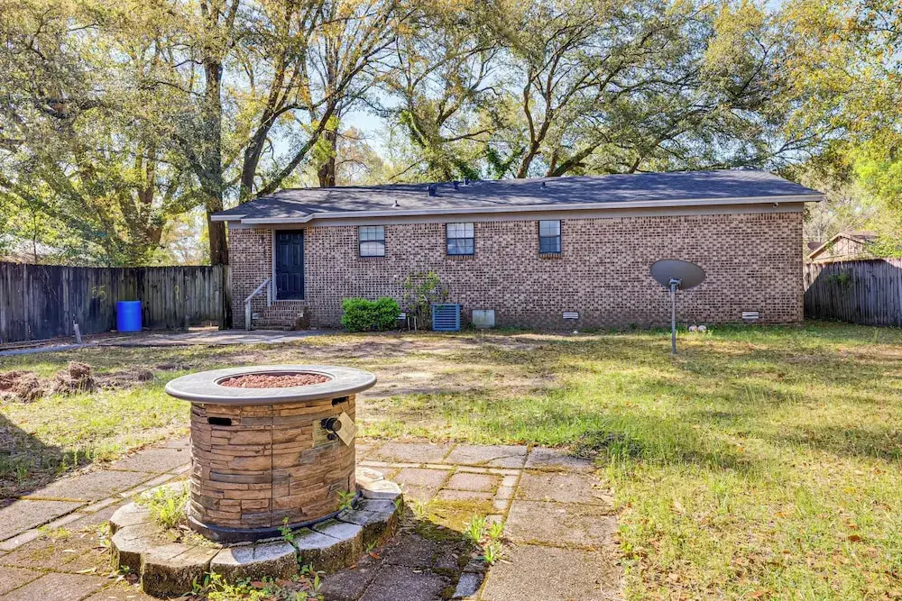 Charming Satsuma Home ~ 14 Mi to Mobile!