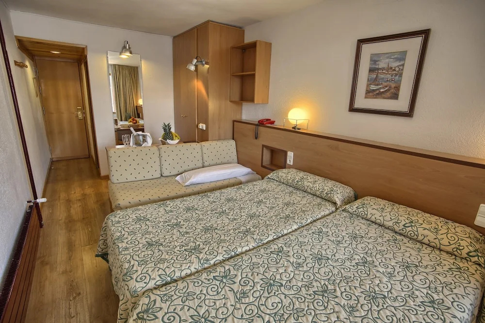 Standard Double room with balcony (full double bed)