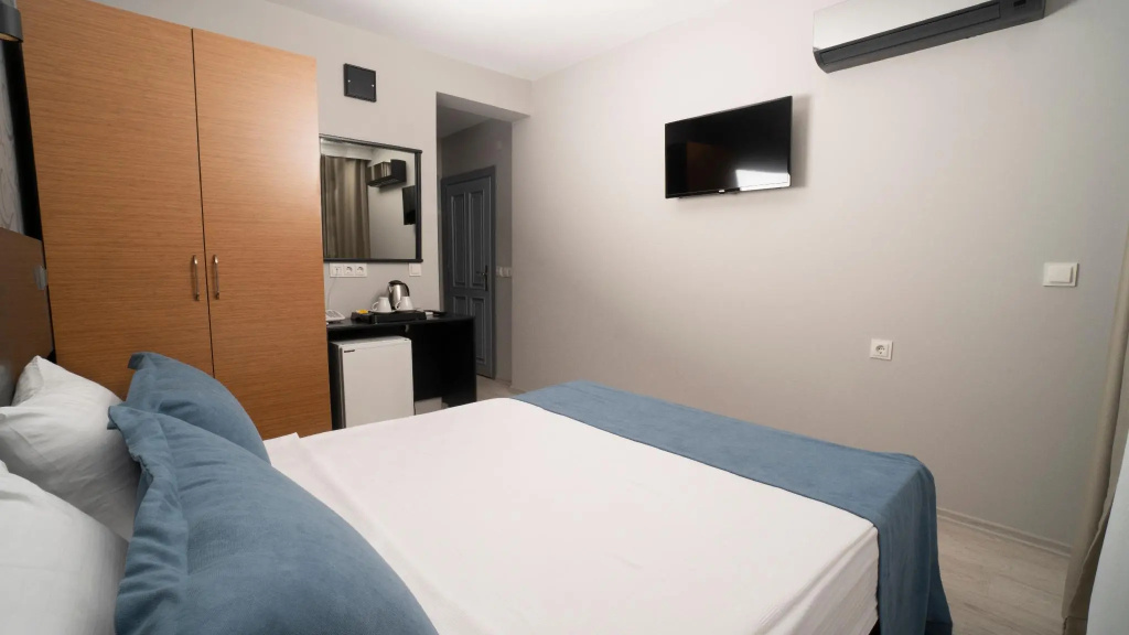 Deluxe Double room (full double bed)