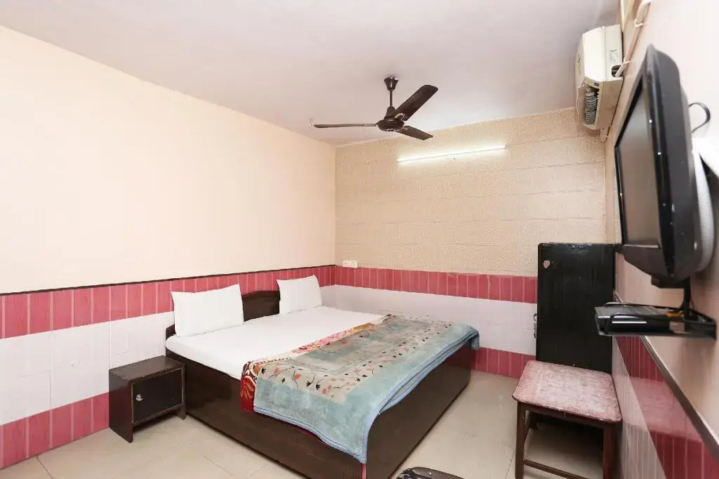 New Ahuja Guest House by OYO Rooms