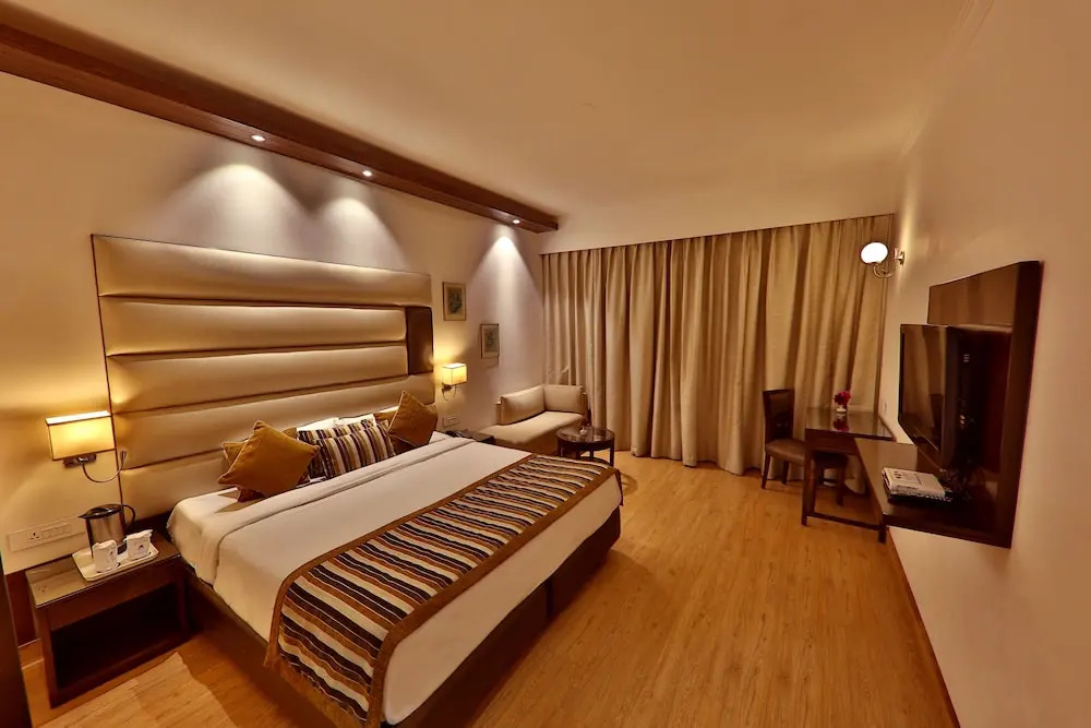 Deluxe Double room with balcony (full double bed)