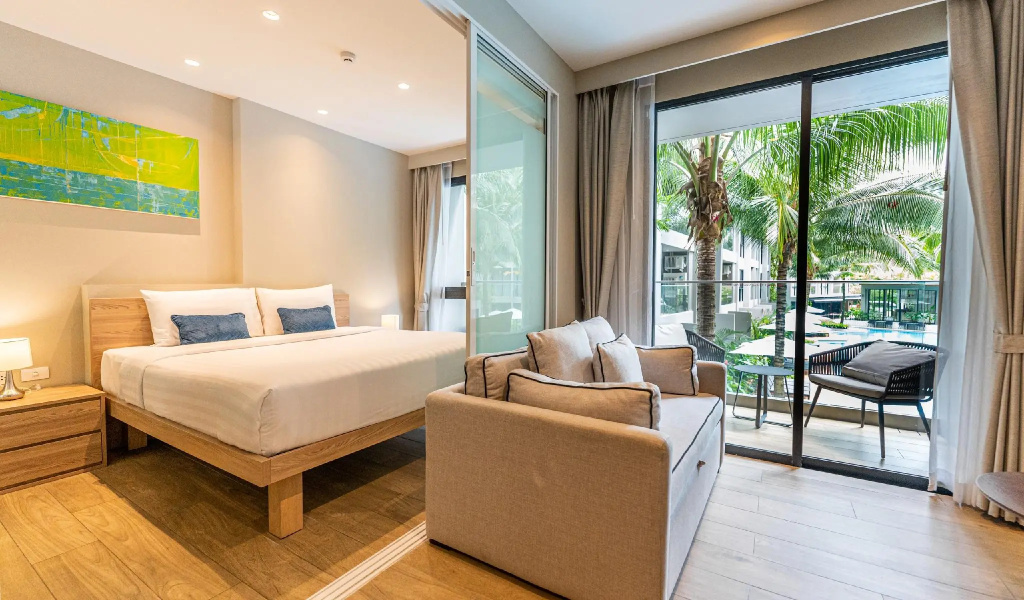 Deluxe Double Suite with pool view (full double bed)