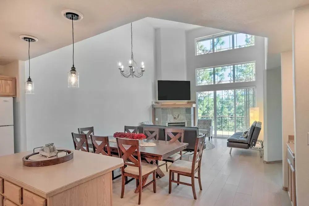 Bright Klamath Falls Townhome w/ Resort Perks - фото 12