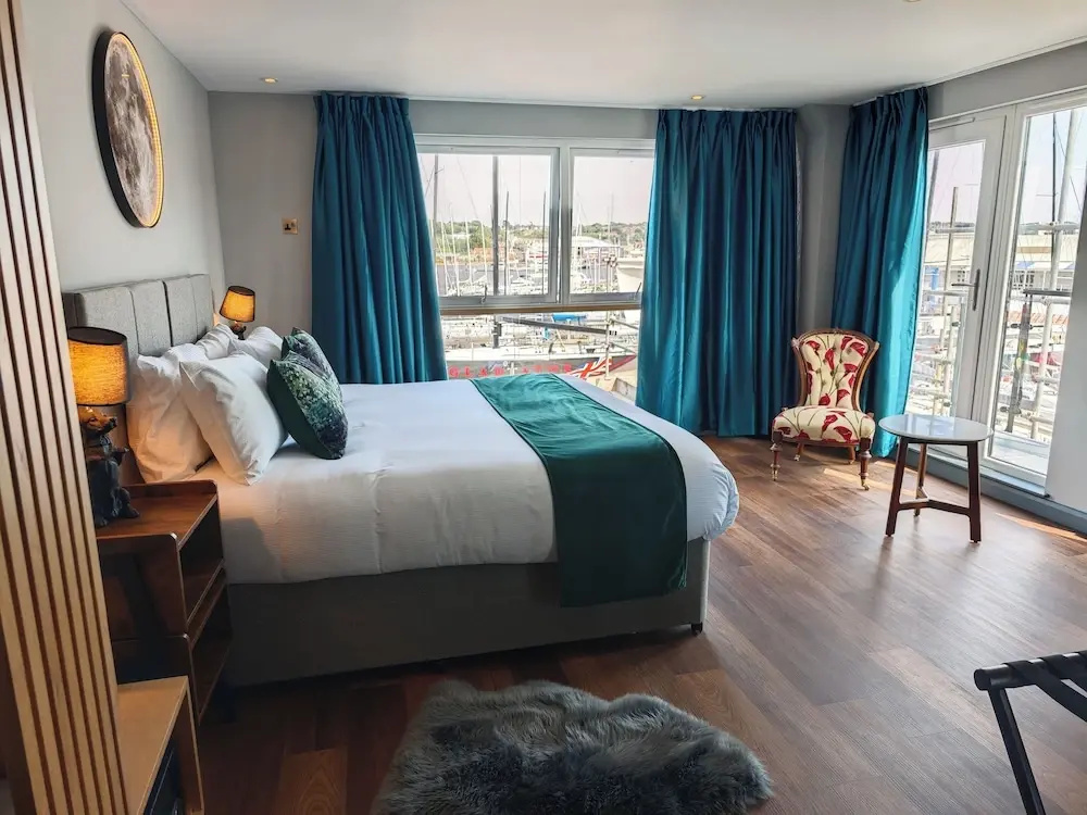 Deluxe room with balcony and with harbour view