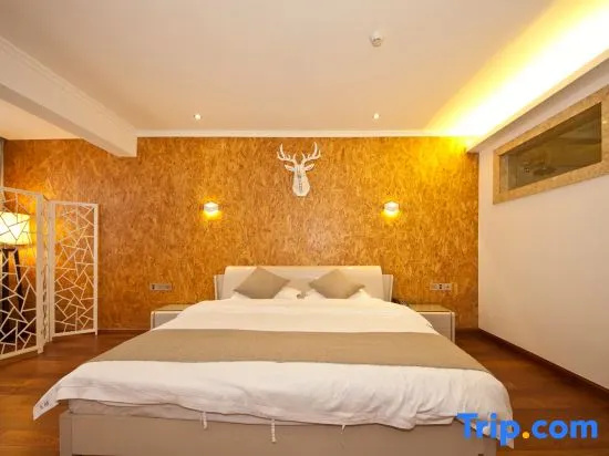 Deluxe Double room (full double bed)