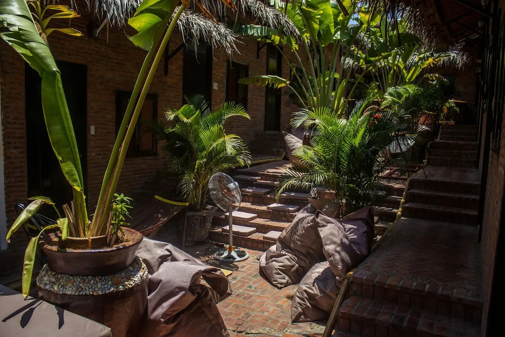tropic hostel and restaurant