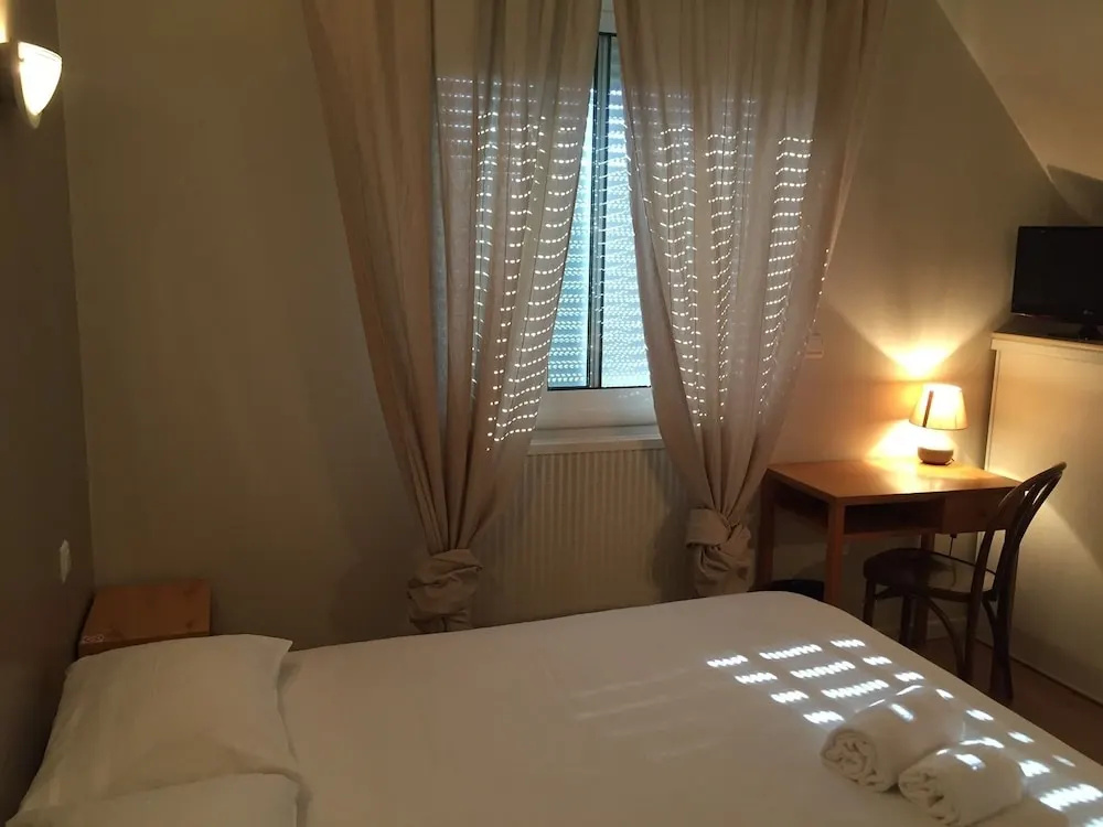 Standard Double room with lake view (full double bed)