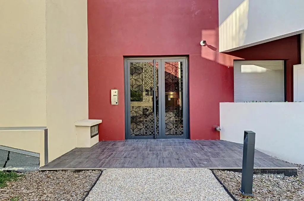 2br apartment with parking near Monaco
