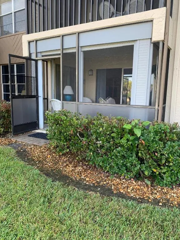 1st floor, Davis Lake View Condo, Minutes to Sanibel