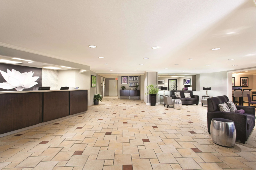 La Quinta Inn & Suites by Wyndham Miami Airport East - 5