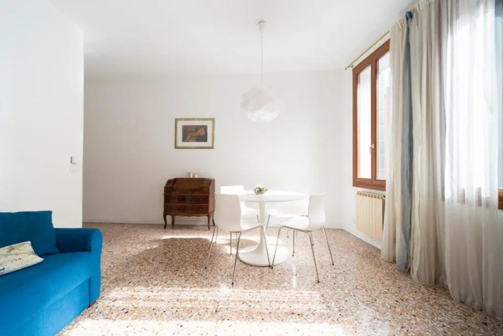 2 Bedrooms Apartment with canal view