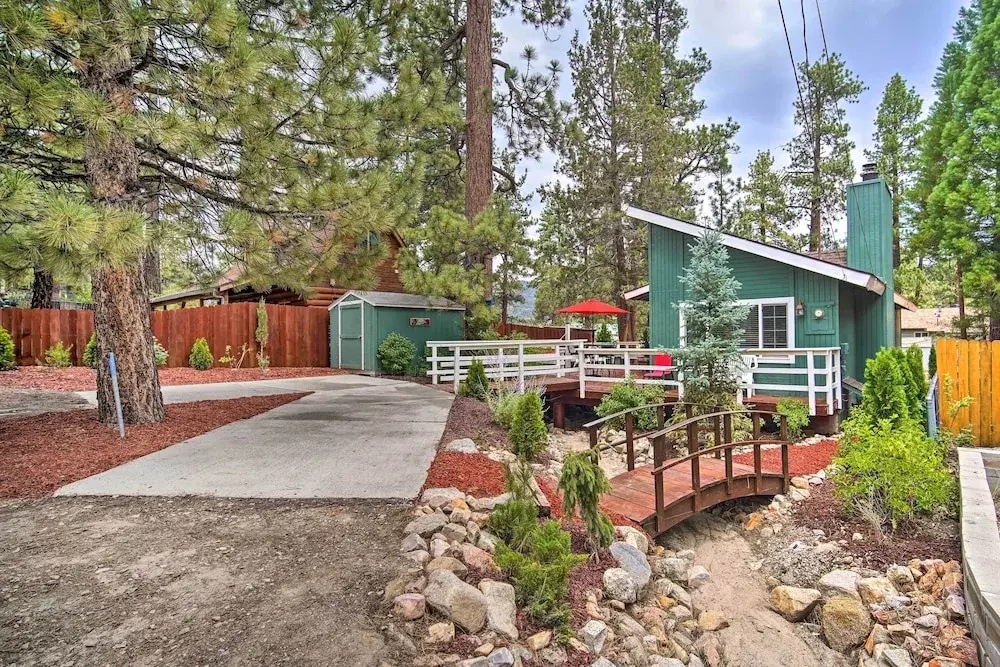 3 Mi to Skiing: Big Bear Cabin w/ Deck