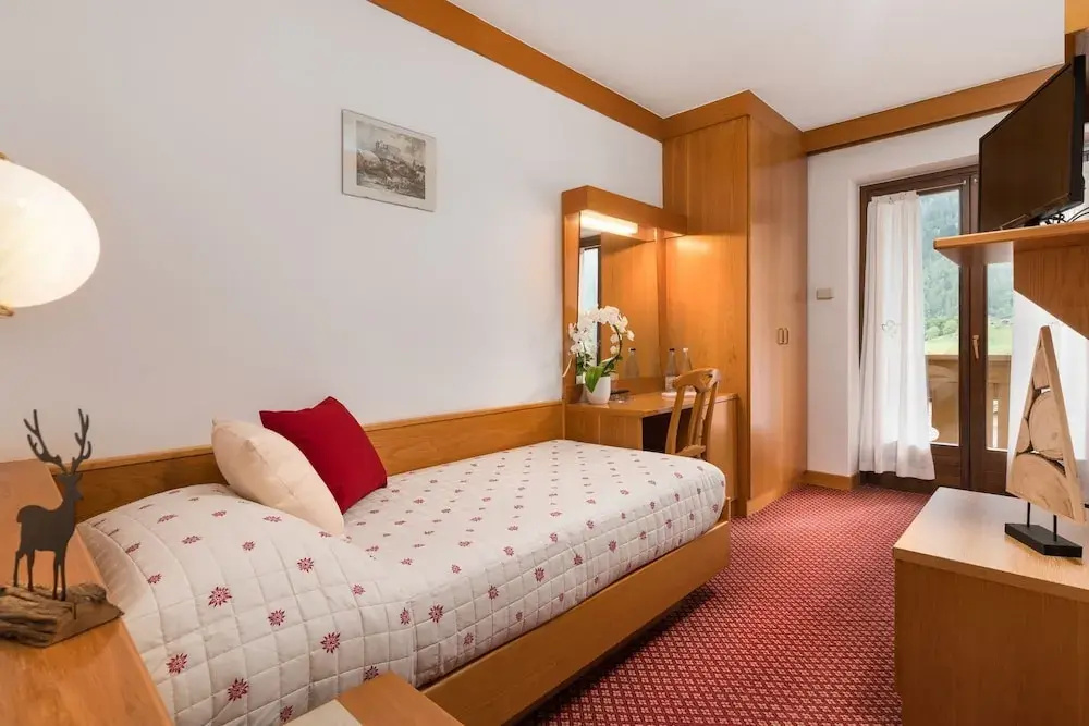 Classic Double room (full double bed)