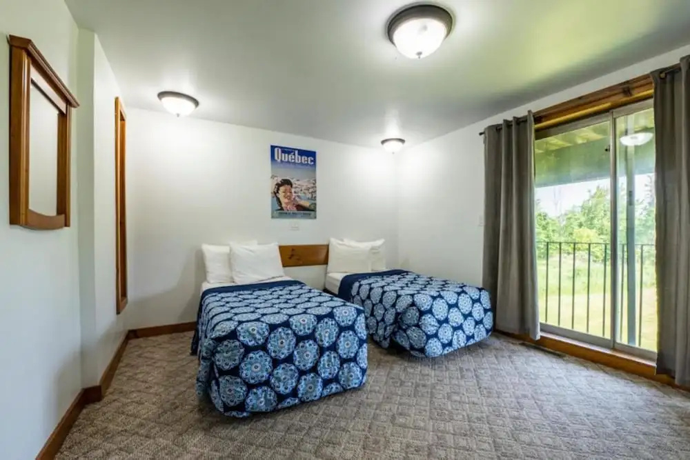 Spacious 8 bdrm Blue Mountain Cottage, Perfect for Large Groups, Private Beach, BBQ, Hot Tub, Sauna - фото 2