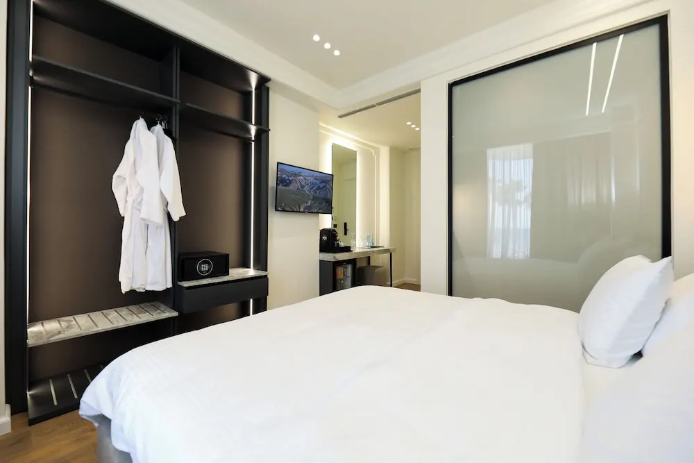 Deluxe Double room with sea view (full double bed)