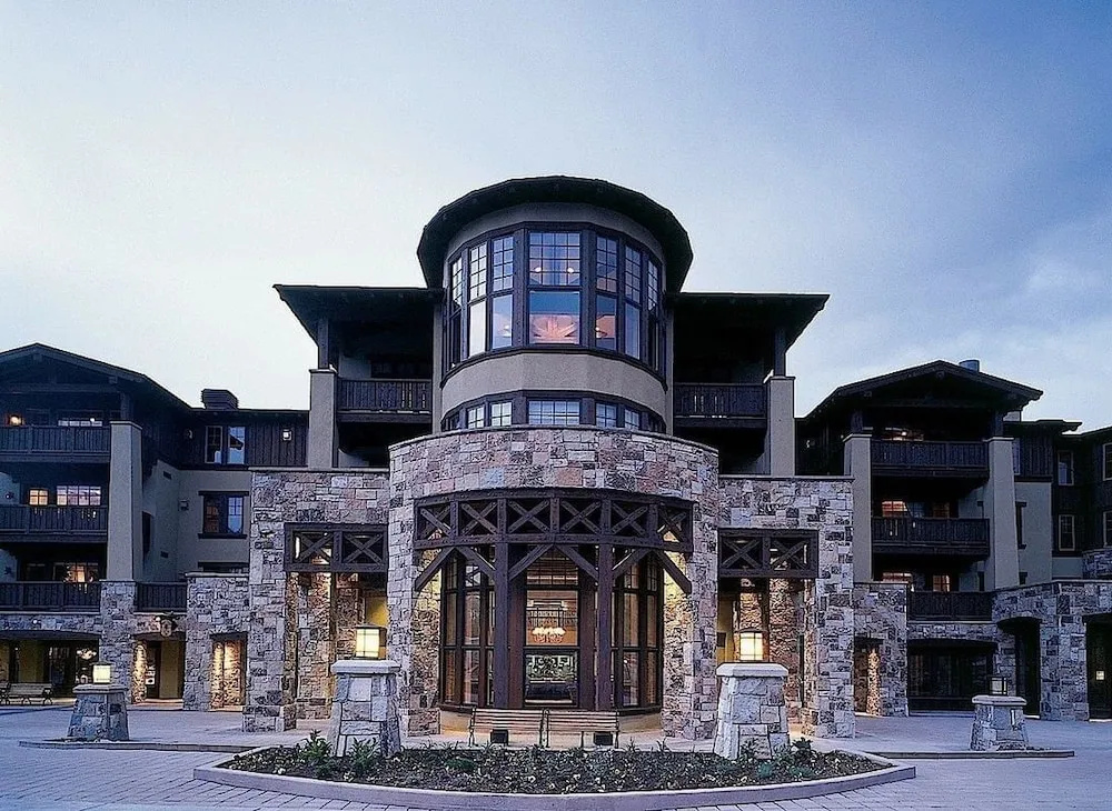 Expansive Four Bedroom Suite at The Chateaux 4 Condo by Redawning
