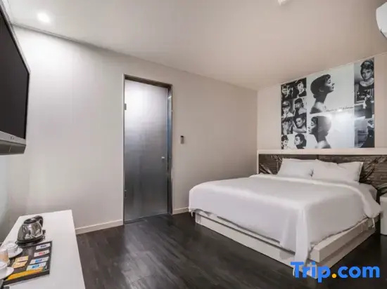 Deluxe Double room (full double bed)