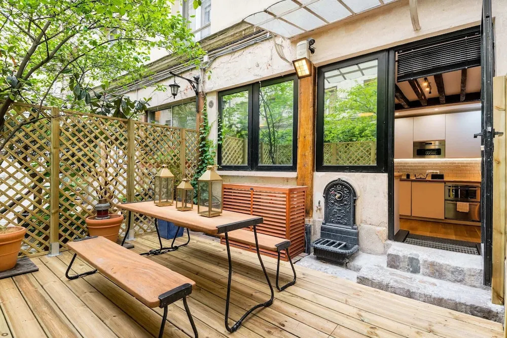 Souplex With Terrace in Rue de Faubourg