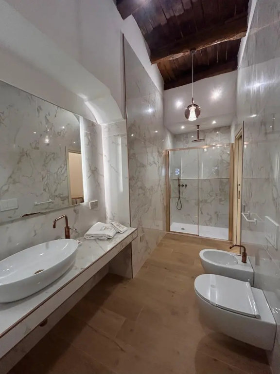 Luxury Double room with balcony and with courtyard view (full double bed)