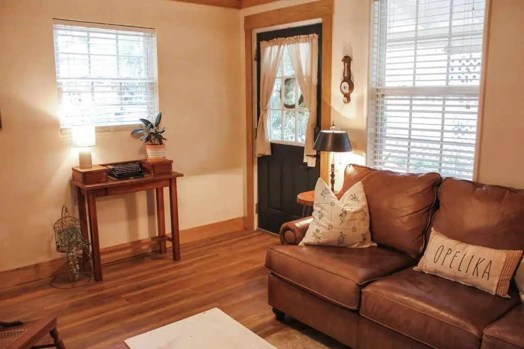 The Greenhouse Cozy Cottage- Walk to Downtown!
