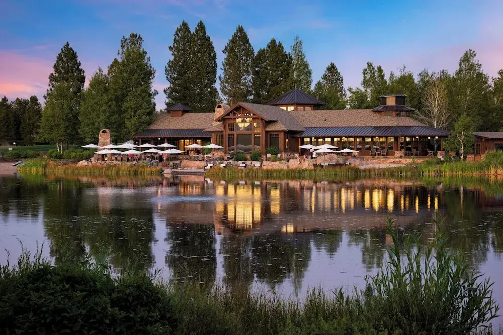 Klamath by Avantstay Premier Lakeside Cabin w/ Spa, Fire Pit & Lake Views