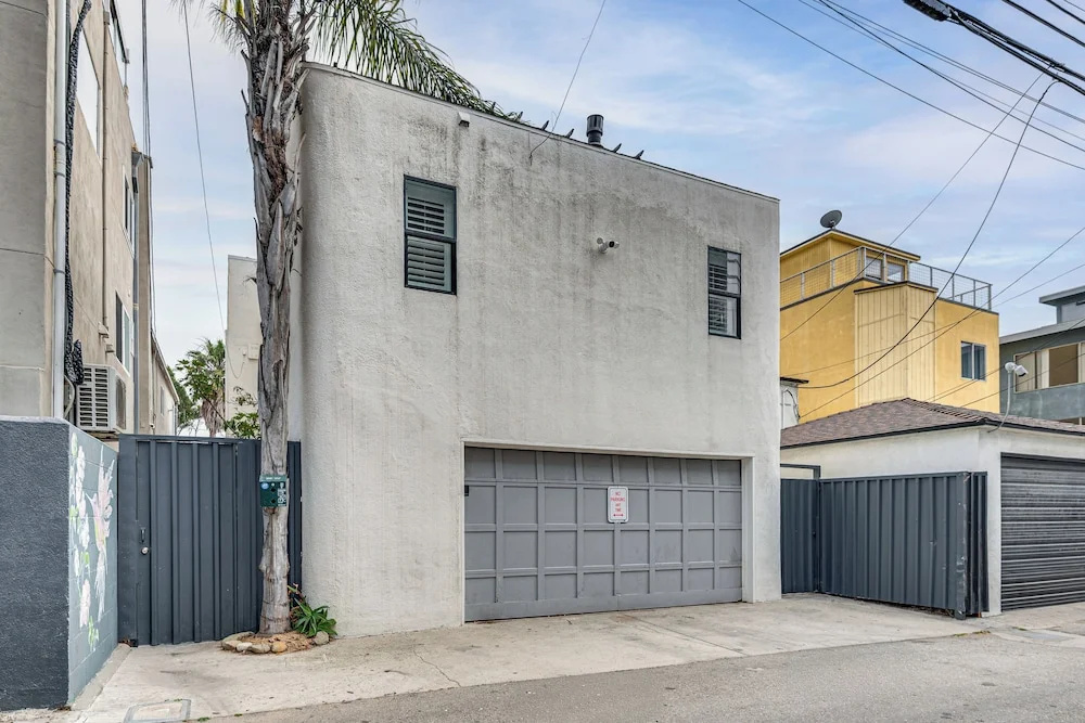 Walk to Venice Beach! Couple's Apt w/ Rooftop Deck