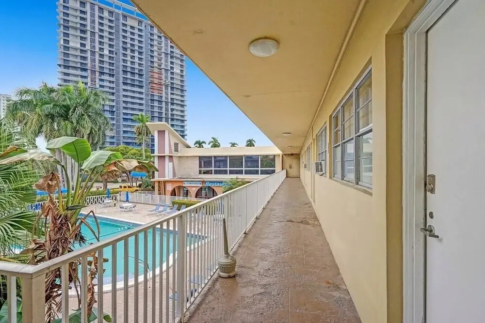 Private Hallandale Beach Studio w/Bath, walking distance to the beach, pool & free parking!