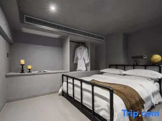 Standard Double room with lake view (full double bed)