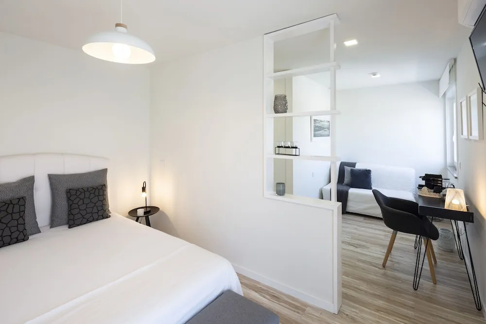 Deluxe Double Suite with balcony and with river view (full double bed)