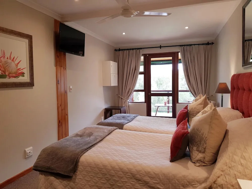 1 Bedroom Comfort Double room with pool view (twin beds)