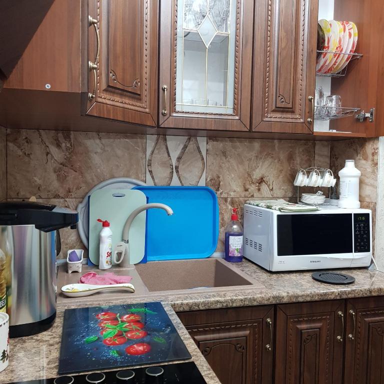 Апартаменты c 1 комнатой в Сдаётся в 2-х ком.кв. 1 комната на берегу моря на 2 человека. Проживание с хозяевами.